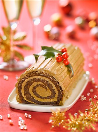 simsearch:825-06315282,k - Christmas coffee log cake decorated with holly Stock Photo - Rights-Managed, Code: 825-07077040