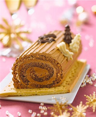 simsearch:825-06315282,k - Christmas coffee log cake Stock Photo - Rights-Managed, Code: 825-07077042