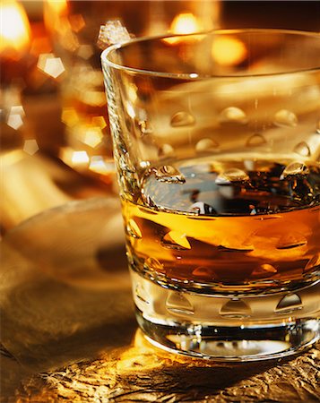 Glass of whisky Foto de stock - Con derechos protegidos, Código: 825-07077153