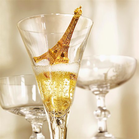 food or drink - Small Eiffel tower in a glass of Champagne Photographie de stock - Rights-Managed, Code: 825-07077287