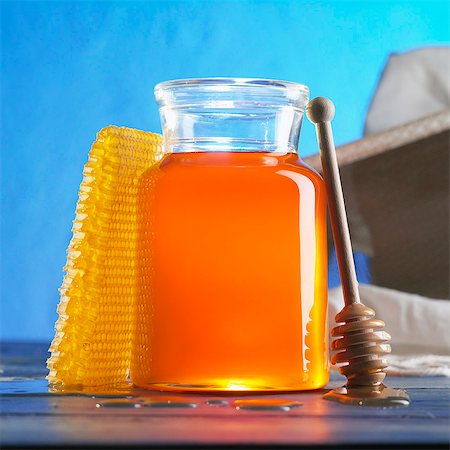 simsearch:825-07076761,k - Honeycomb and pot of honey Stock Photo - Rights-Managed, Code: 825-07078269