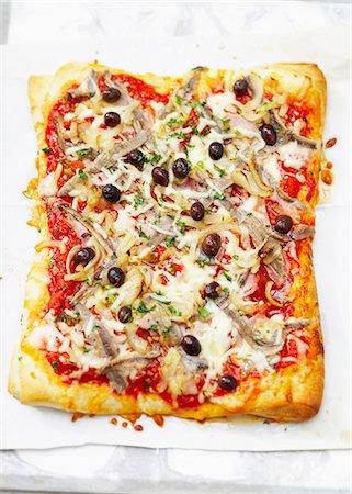 simsearch:825-07522085,k - Family size pizza Stock Photo - Rights-Managed, Code: 825-07522088