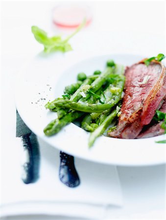 simsearch:825-07522119,k - Roast beef with Thai-style green asparagus Stock Photo - Rights-Managed, Code: 825-07522117