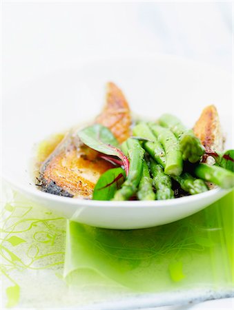 simsearch:825-07522119,k - pan-fried green asparagus with grilled salmon and sweet soya sauce Stock Photo - Rights-Managed, Code: 825-07522118
