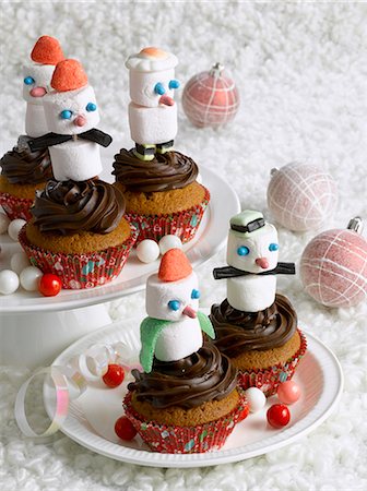 simsearch:825-07523099,k - Snowmen-shaped cupcakes Photographie de stock - Rights-Managed, Code: 825-07522346