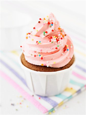 simsearch:825-07523099,k - Cupcake with strawberry topping Photographie de stock - Rights-Managed, Code: 825-07522450