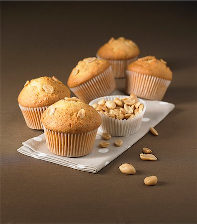 simsearch:825-07523099,k - Peanut muffins Photographie de stock - Rights-Managed, Code: 825-07522556
