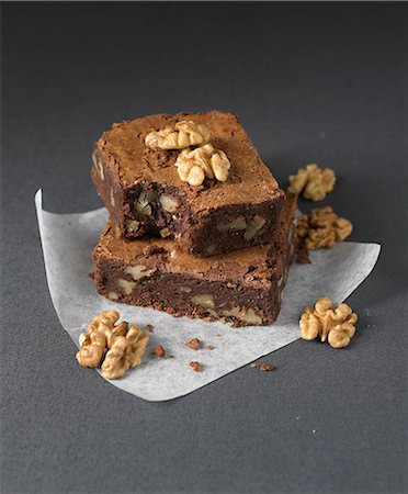 simsearch:825-07523099,k - Walnut brownies Photographie de stock - Rights-Managed, Code: 825-07522559