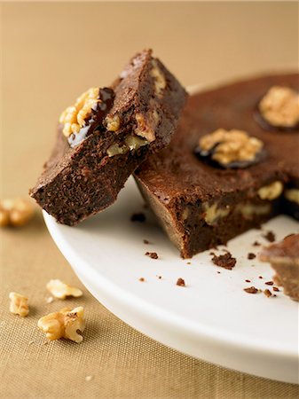 simsearch:825-07523099,k - Walnut brownies Photographie de stock - Rights-Managed, Code: 825-07522655
