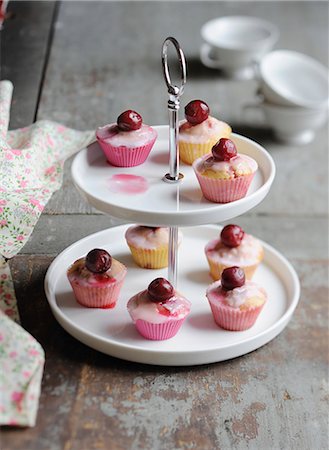 simsearch:825-07523099,k - Cherry cupcakes Photographie de stock - Rights-Managed, Code: 825-07523105