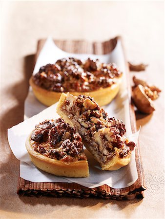 simsearch:825-07523099,k - Walnut tartlets Photographie de stock - Rights-Managed, Code: 825-07523185