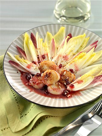 simsearch:825-07649320,k - Scallops and chicory with beetroot vinaigrette Stock Photo - Rights-Managed, Code: 825-07649164