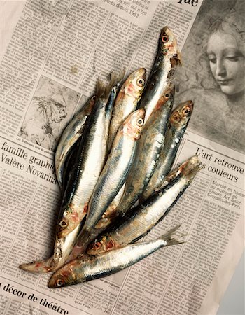 simsearch:825-02306228,k - Fresh sardines on newspaper Foto de stock - Con derechos protegidos, Código: 825-02304420