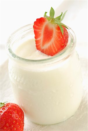 pot light - strawberry on pot of plain yoghurt Stock Photo - Rights-Managed, Code: 825-02306546