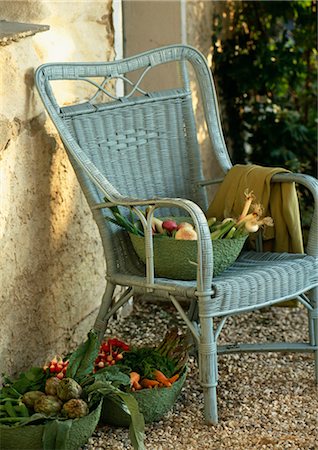 set - Légumes frais sur une chaise en osier en plein air Photographie de stock - Rights-Managed, Code: 825-03627627