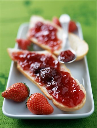 Strawberry jam on a slice of bread Foto de stock - Con derechos protegidos, Código: 825-03627877