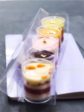 Assortiments de desserts crème Photographie de stock - Rights-Managed, Code: 825-03629517