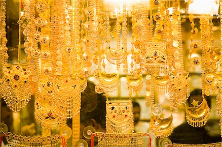 UAE, Gold Souk in Al Ras; Dubai, Shop windows dripping with gold jewelry Photographie de stock - Rights-Managed, Code: 832-08007604