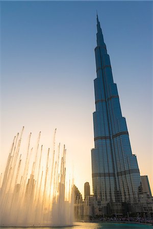 simsearch:6113-07542775,k - Fountain display in front of the Burj Khalifa at sunset; Dubai, United Arab Emirates Stock Photo - Rights-Managed, Code: 832-08007801