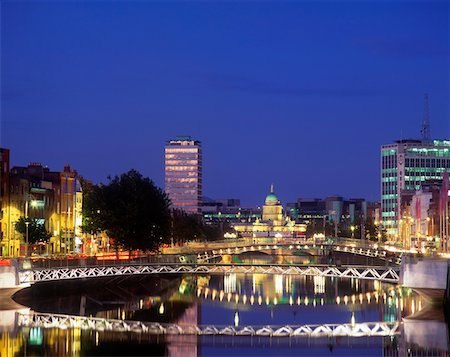 River Liffey, Millenium Bridge, Ha'penny Bridge and Custom House in the distance, Dublin, Ireland Foto de stock - Con derechos protegidos, Código: 832-02252794