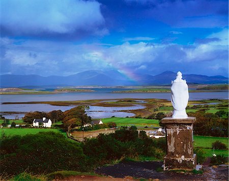 rainbow field - St Patrick's Statue, Co Mayo, Ireland Foto de stock - Con derechos protegidos, Código: 832-03639918