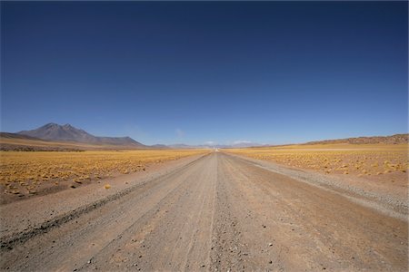 Empty desert road. Foto de stock - Con derechos protegidos, Código: 832-03724512
