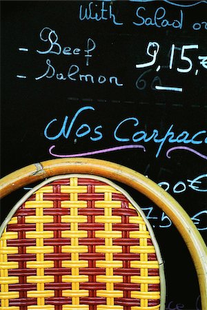 Blackboard menu and chair in a cafe, close-up Foto de stock - Con derechos protegidos, Código: 832-03724544