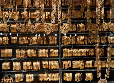 Bijoux en or à vendre dans le souk de l'or, gros plan Photographie de stock - Rights-Managed, Code: 832-03724547