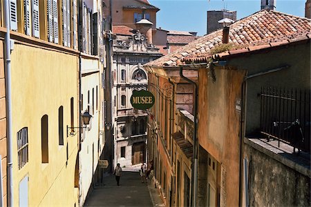 french riviera - Tourists on narrow winding street, elevated view Foto de stock - Con derechos protegidos, Código: 832-03724734