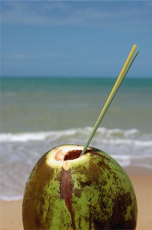 salvador - Coconut drink on beach, Close Up Foto de stock - Con derechos protegidos, Código: 832-03723923
