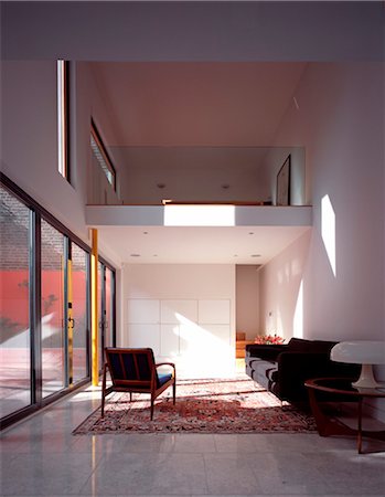 simsearch:845-06008142,k - Mezzanine in double height living room, Monmouth Road, London. Architects: Pitman Tozer Foto de stock - Con derechos protegidos, Código: 845-05837737