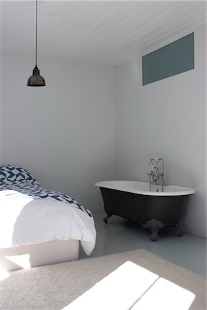 simsearch:845-06008142,k - Freestanding bath in bedroom, Princelet Street, London, UK. Chris Dyson Architects. Architects: Chris Dyson Architects Foto de stock - Con derechos protegidos, Código: 845-05838002