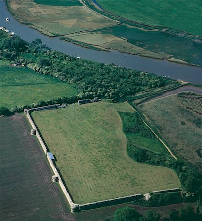 simsearch:845-03464660,k - Burgh Castle 'Saxon Shore' Fort. Aerial view. Foto de stock - Con derechos protegidos, Código: 845-05839376