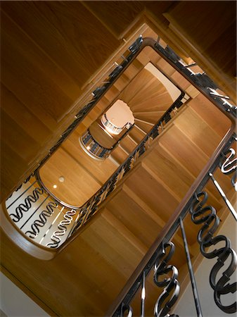 Low angle view of winding staircase in Chelsea home, London, UK. Architects: Chris Dyson Architects Foto de stock - Con derechos protegidos, Código: 845-06008039