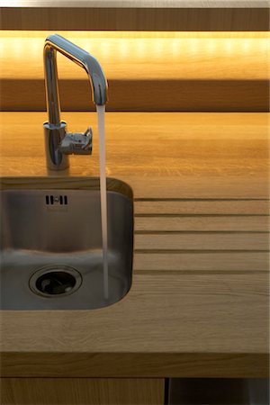 simsearch:845-06008142,k - Water running from chrome monobloc tap in grooved timber worktop, Greencroft Gardens Apartment, London, UK. Architects: Openstudio Foto de stock - Con derechos protegidos, Código: 845-06008043