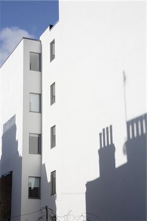 simsearch:845-06008142,k - Chimney pot shadows on white building exterior, Northdown Street, Kings Cross, London, UK. Architects: Squire and Partners Foto de stock - Con derechos protegidos, Código: 845-06008067