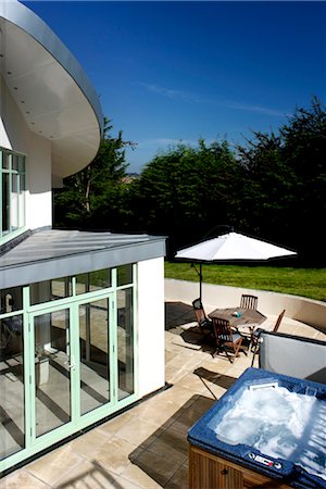 eco house - Moonraker. Looking down on the patio and hot tub from the side earth bank. Architects: Paul Humphries Architects Stock Photo - Rights-Managed, Code: 845-06008455