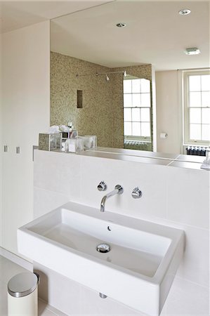 simsearch:845-07561516,k - Modern bathroom in boutique bed and breakfast, The Reading Rooms, Margate, Kent Stock Photo - Rights-Managed, Code: 845-07584892