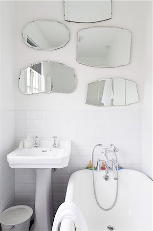 simsearch:845-07561516,k - Mirror display above pedestal basin and bath tub in, Sandways, Camber Sands, UK. Stock Photo - Rights-Managed, Code: 845-07584914