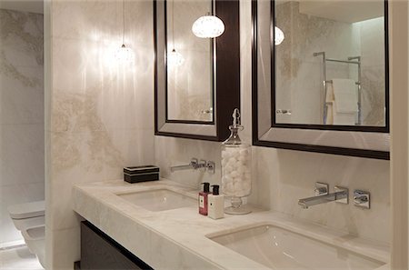 simsearch:845-05838374,k - A luxurious bathroom in a central London apartment in Knightsbridge. Mirrors. Stock Photo - Rights-Managed, Code: 845-08939655