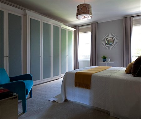 simsearch:6113-07731057,k - Knightsbridge Apartment, London. A master bedroom in a city apartment. Foto de stock - Con derechos protegidos, Código: 845-08939656
