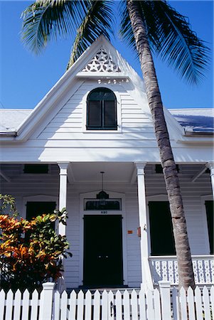 19. Jahrhundert eingeschossige Schindeln (Wetterschenkeln) Haus, lackiert weiß mit Veranda und Fensterläden, Lattenzaun und Palme, Giebel mit Kuppel Fenster, Key West, Florida, USA Stockbilder - Lizenzpflichtiges, Bildnummer: 845-02729338