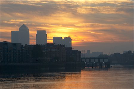simsearch:845-03464660,k - Canary Wharf Sunrise Over the River Thames in London Foto de stock - Con derechos protegidos, Código: 845-03464454