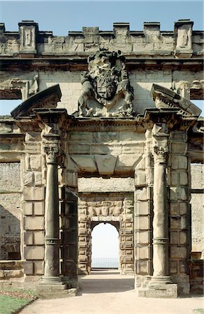 simsearch:845-03464660,k - Bolsover Castle. The main entrance to the Terrace Range. Foto de stock - Con derechos protegidos, Código: 845-03464663