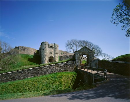 simsearch:845-03464660,k - Carisbrooke Castle. View of the entrance arch and gatehouse from the North West. Foto de stock - Con derechos protegidos, Código: 845-03464683