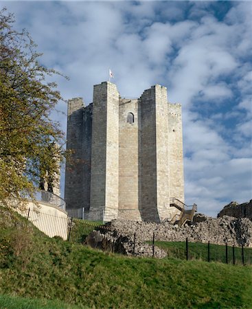 simsearch:845-03464660,k - Conisbrough Castle. View of keep from the south east. Foto de stock - Con derechos protegidos, Código: 845-03464705