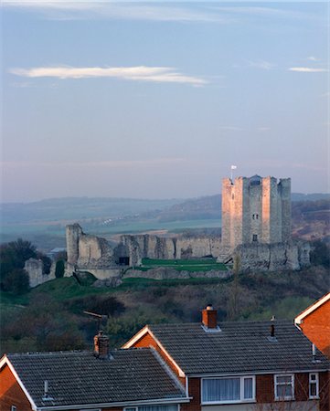 simsearch:845-03464660,k - Conisbrough Castle. General view from south east with modern houses in the foreground. Foto de stock - Con derechos protegidos, Código: 845-03464703