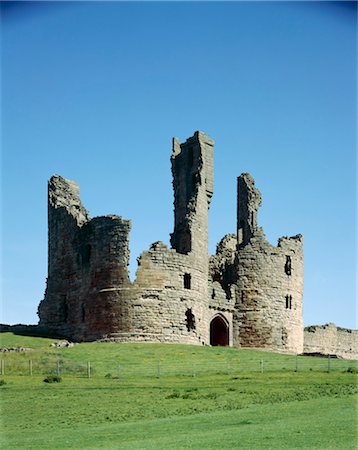 simsearch:845-05838406,k - Dunstanburgh Castle. View of the gatehouse from the south. Stock Photo - Rights-Managed, Code: 845-03464727