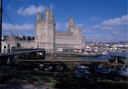 simsearch:845-03464660,k - Caernarvon - Caernarfon Castle North Wales 13th-14th Centuries 1283 - 1323 Medieval fortress Foto de stock - Con derechos protegidos, Código: 845-03465045