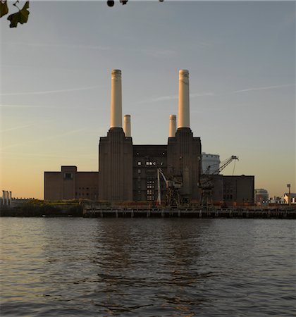 Battersea Power Station à l'aube, Londres. Architectes : Sir Giles Gilbert Scott Photographie de stock - Rights-Managed, Code: 845-03463344